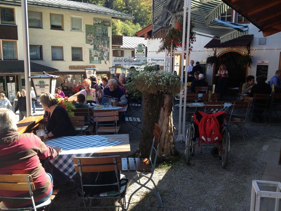 Biergarten am Königssee mit Blick auf Hotel Königssee